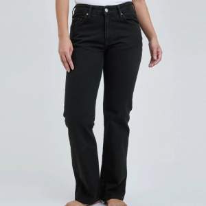 Ett par fina jeans från bikbok som är nästintill oanvända☺️ Nypris 699 kr