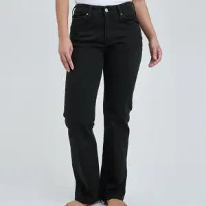 Ett par fina jeans från bikbok som är nästintill oanvända☺️ Nypris 699 kr