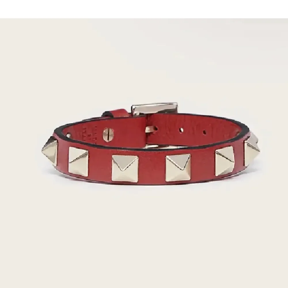 As snyggt valentino armband!. Accessoarer.