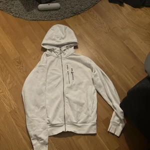 Sail racing hoodie - Fin Hoodie från sailracing. Nypris:1500. Säljes då den inte kommer till användning. Nyskick