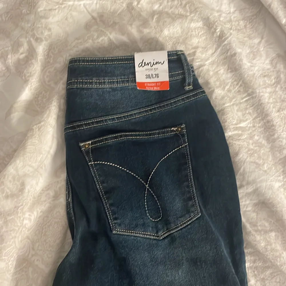 Köpte i somras för 350 nu säljer för 250. Väldigt bra skick aldrig använt (prislappen är kvar). Jeans & Byxor.