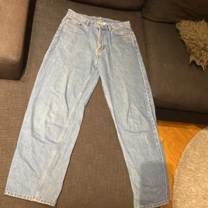 Weekday jeans - Säljer dessa sköna baggy jeans från weekday. Haft länge men säljer nu då dom inte passar mig i storleken. Inte används på kanske ett är och är i extremt bra skick. Storleken står 28/32 men dom sitter med dom 29/32. Nypris ca: 600kr. Mitt pris: 199kr