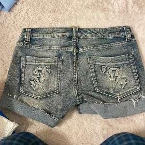 Shorts - Så snygga short bara att dom inte sitter så bra längre ❤️ skriv om frågor 
