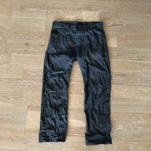 Armani Jeans  - Hej! Säljer dessa sjukt coola Armani Jeans som tyvärr inte kommer till användning. De är använda några gånger men är i perfekt skick. 