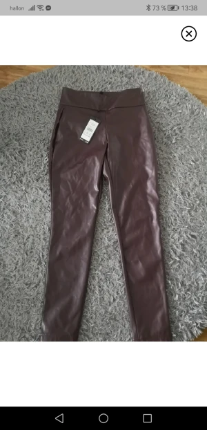 "Skinn"byxor - Säljer mina snygga byxor som är i fakeskinn pga fel storlek så därför är de aldrig använda 