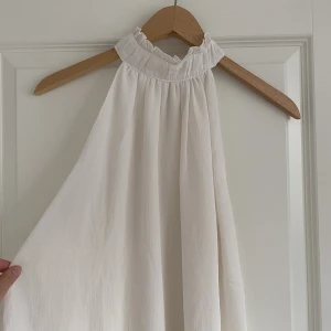 Halterneck topp - Snygg halterneck som aldrig kommit till användning. Strl S, skriv meddelande om fler bilder önskas. 