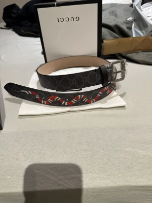 svart cucci bälte - Helt ny cucci bälte med box och allt oanvänd kontakta mig för mer info 