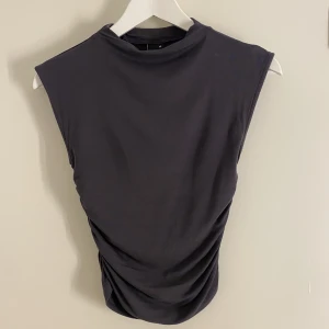 topp - säljer denna populära topp ifrån gina tricot 💛 super fint skick och knappast använd!