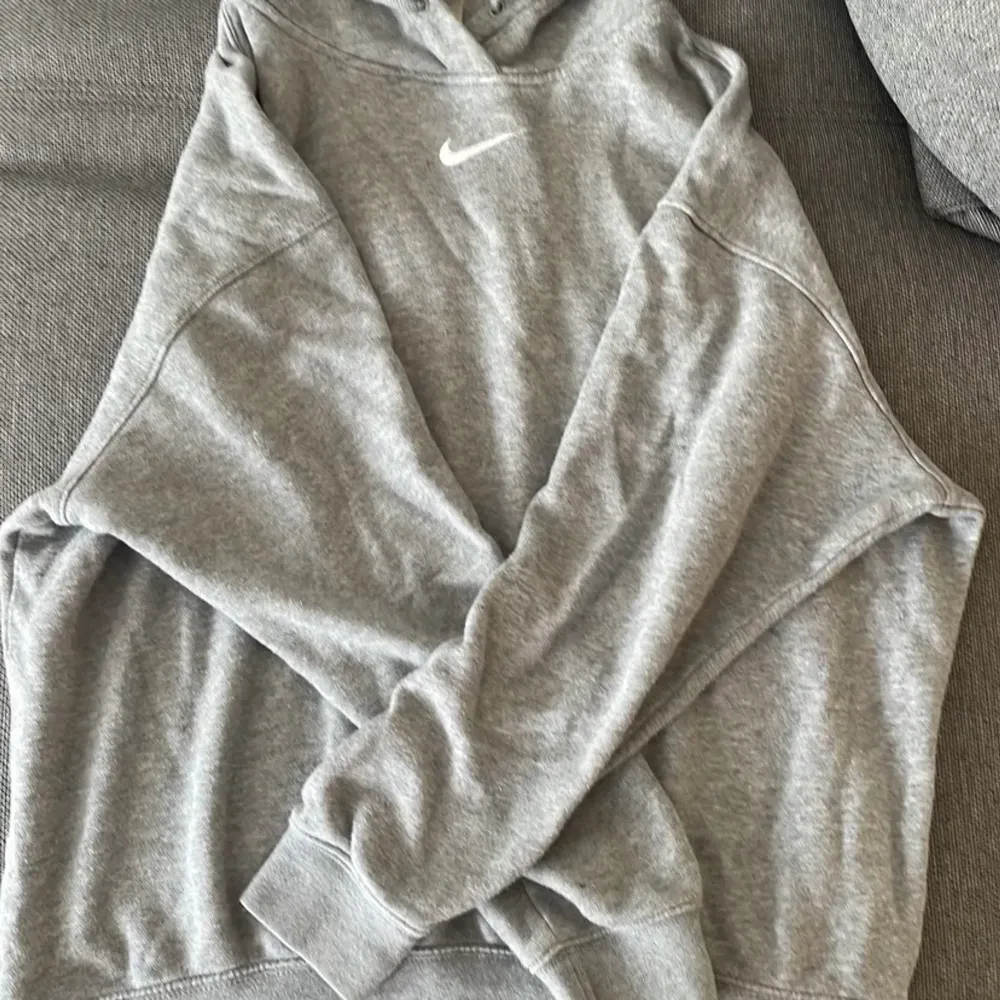 As snygg Nike hoodie i grå köpt för 1000 kr, bra skick men lite nopprig, stor i storleken, storlek s men passar bättre m/l, skriv gärna om du har frågor. Hoodies.