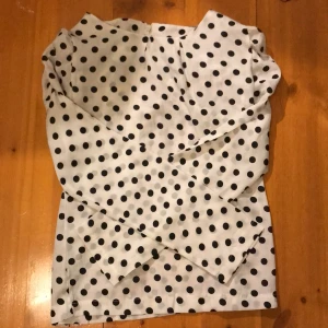 Blus - Prickig blus med puffärm i storlek  xs