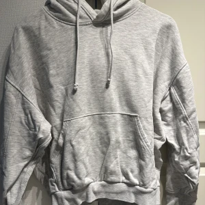 Hoodie - Grå hoodie från weekday.  Stor och rymlig luva