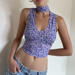 y2k linne - Supergullig blus/linne med band att knyta runt halsen i storlek 42. 😇 Jag brukar vika och knyta upp den som på första bilden för y2k look, men den är även fin lös!! 💜 