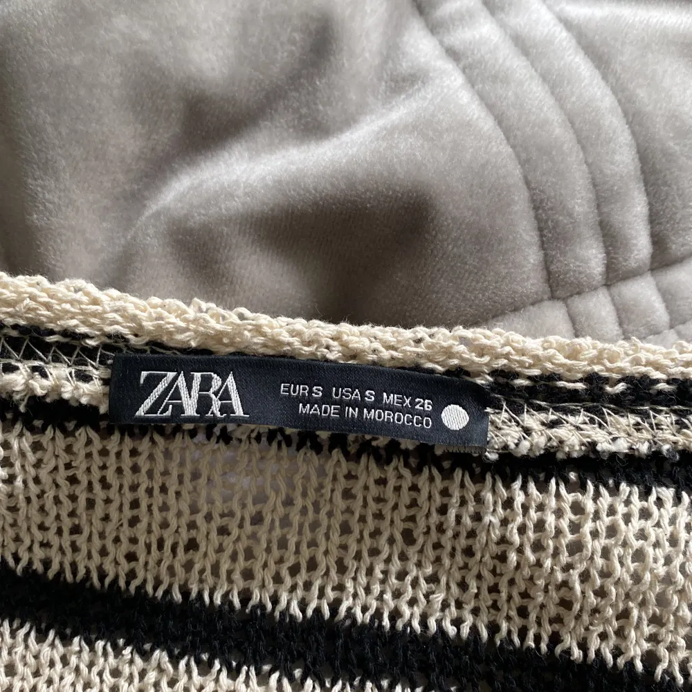 Populär topp från Zara i virkat material❤️storlek S, 150kr+frakt!. Toppar.