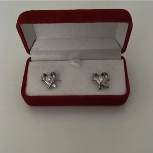 silver örhängen  - söta örhängen som jag fick för länge sen så vet inte vart de är köpta ifrån, inte använda mycket bara några enstaka gånger men i fint skick