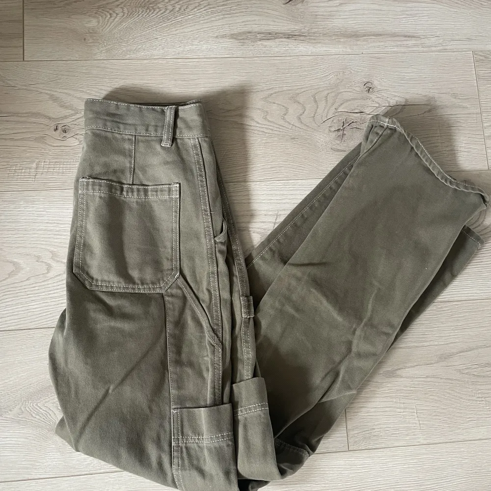 Gröna cargo pants från H&M, använda ett fåtal gånger.  . Jeans & Byxor.