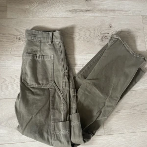 Gröna cargo pants - Gröna cargo pants från H&M, använda ett fåtal gånger.  