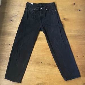 Svarta loose fit jeans - Säljer dessa svarta loose fit jeans från hm. Säljer pågrund av att det är för små. Inga defekter. Köparen står för frakten👍