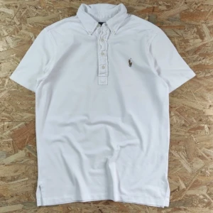 Ralph Lauren piké - Tja säljer nu denna Ralph Lauren piké. Skick 9/10 inga defekter. Kontakta mig vid eventuella frågor eller prisförslag!😁