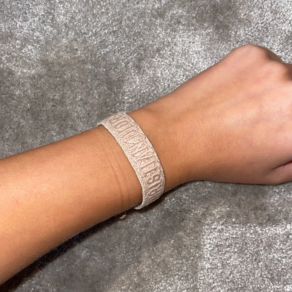 dior armband ljusrosa 100% äkta köpt 2019 . Accessoarer.