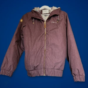 Lätt fodrad burgundy jacka stl M - En jättefin övergångsjacka från märket Mazine. Knappt använd. Storlek M. Nypris ca 1000-1100kr. 