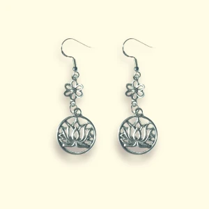 Lotus örhängen  - Säljer dessa örhängen med lotusblommor 🪷krokar i sterling silver 🙌 pris 49kr styck, 15kr frakt vid köp genom swish privat, annars plicks fraktalternativ 💛 GRATIS frakt vid köp genom plick atm! samfraktar gärna genom annonsen om ni vill köpa fler saker!! 🥰