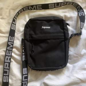 Supreme Shoulder Bag (SS18)  Nyskick. Frakt Ingår.