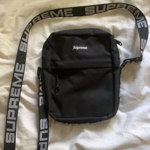 Supreme Axelväska - Supreme Shoulder Bag (SS18)  Nyskick. Frakt Ingår.