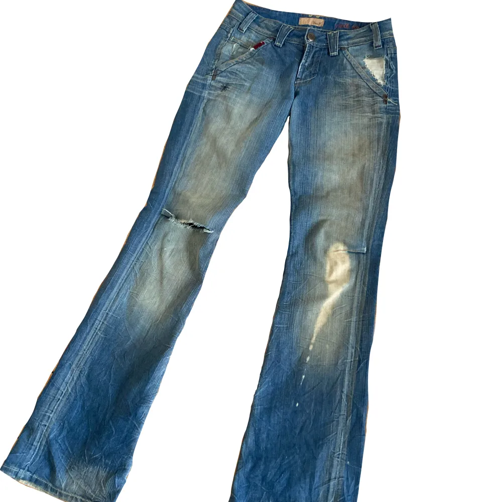 De är så fina men kommer tyvärr inte till användning,💕 midjemått:33cm längd:95cm. Jeans & Byxor.