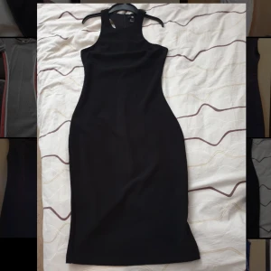 Svart klänning  - En klänning som visar formen på kroppen. Är i storlek xs. Köparen står för frakten ❤️