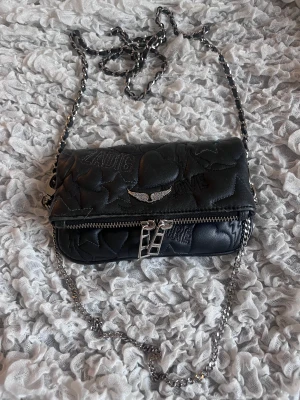 Zadig & Voltaire väska⚡️ - Kollar intresset på min super coola Zadig väska, köptes i vintras på zalando för 2 599 kr. Använt skick med normalt slitage men inget man lägger märke till!💗