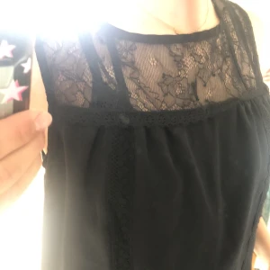 Svart blus  - En svart blus från vero Moda 