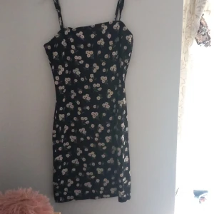 Klänning  - Klänning är i bra sikt. Alldrig använd och är i storlek xs.