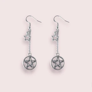 örhängen pentagram och stjärna - Säljer dessa örhängen med pentagram! 🌙 krokar i sterling silver 🙌 pris 49kr styck, 15kr frakt vid köp genom swish privat, annars plicks fraktalternativ 💛 GRATIS frakt vid köp genom plick atm! samfraktar gärna genom annonsen om ni vill köpa fler saker!! 🥰