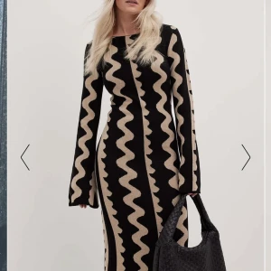 NAKD - använd en gång, sån jävla babe klänning men någon ny får bära den! Nypris 899:- 💛