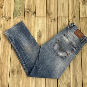 Replay Jeans  - Replay Jeans - storlek 32/34 - varan är i fint skick men tecken på användning finns, lite smutsiga- vid frågor eller funderingar är det bara att skriva!🙌