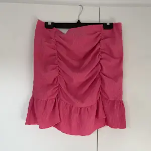 Volang kjol i nyskick ifrån Gina tricot 