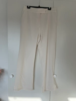 Kostymbyxor - Vita kostymbyxor som är insydda i ryggen