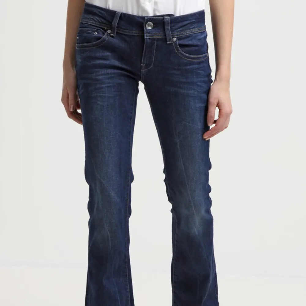 Säljer dessa ur snygga låg miljard jeans, använd ett fåtal gånger men har inga tydliga defekter!💗 köpta på Zalando. Jeans & Byxor.