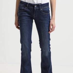 Säljer dessa ur snygga låg miljard jeans, använd ett fåtal gånger men har inga tydliga defekter!💗 köpta på Zalando