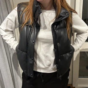 Zara väst  - Superfin väst från zara som är perfekt nj till hösten!🍂🍂 använd ett fåtal gånger så i väldigt bra skick 