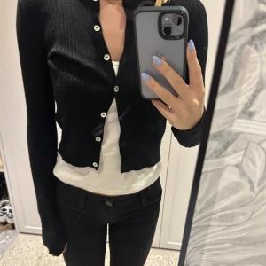 Kofta - Säljer min jättesöta kofta då den inte kommer till användning! Knappt använd🙌🏼🩷