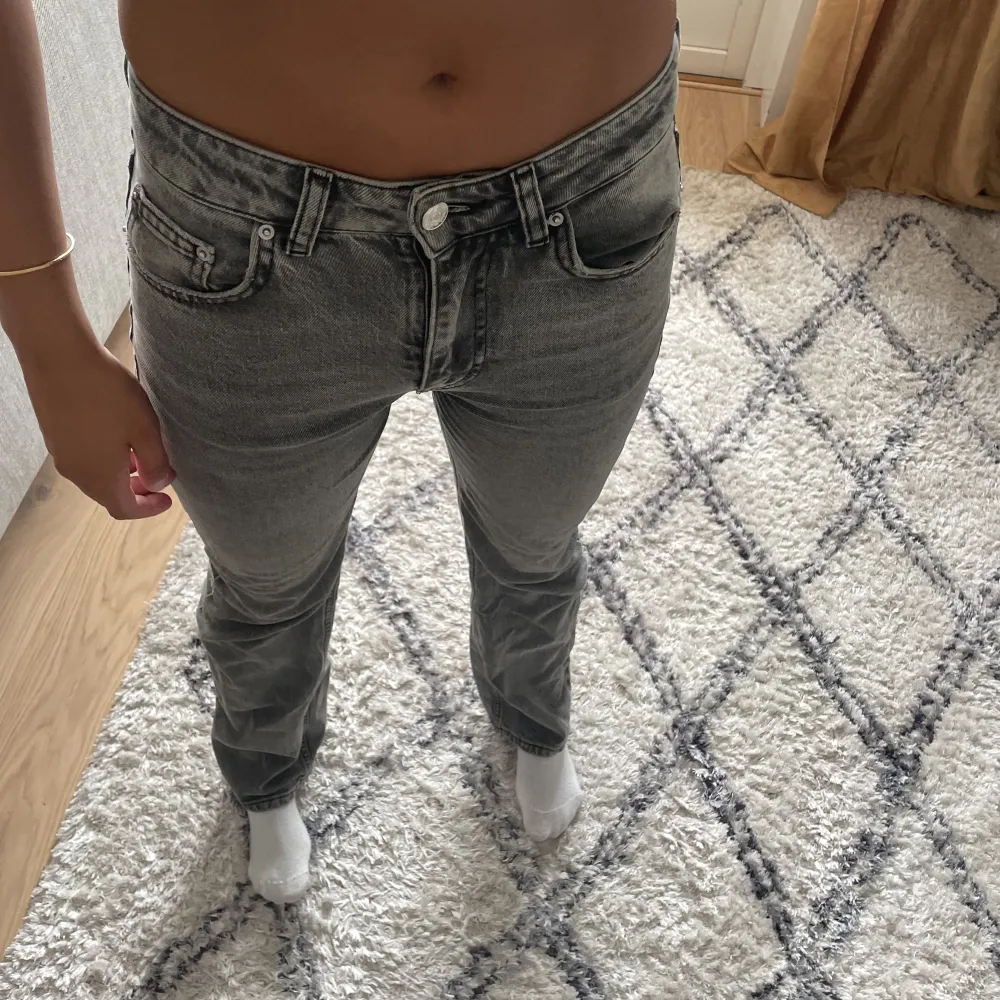 Säljer dessa gråa Mid waist jeansen med lite högre midja💕jeansen passar på någon som är ganska lång och ganska smal då dom sitter ganska tight i midjan❤️jättebra skick då dom inte är använda så många gånger🥰nypris 499. Jeans & Byxor.