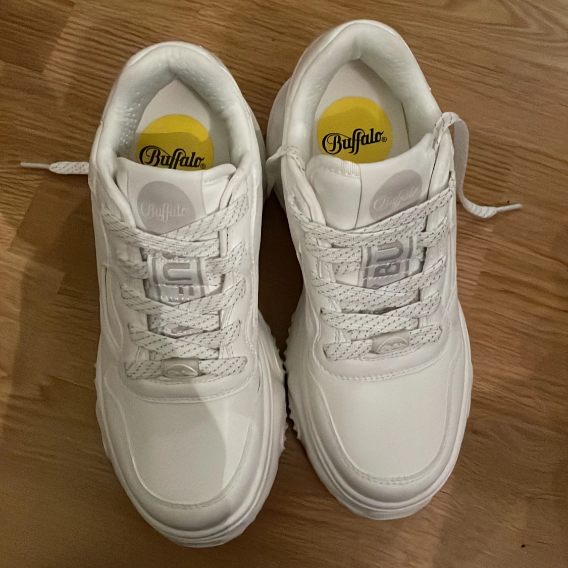 Helt nya vita sneakers  - 90