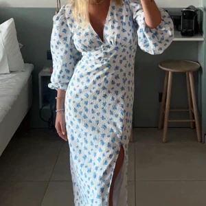 Blommig klänning  - Säljer min sjukt snygga klänning från Gina! Köpt för 599kr, använd sparsamt så inga defekter på! 