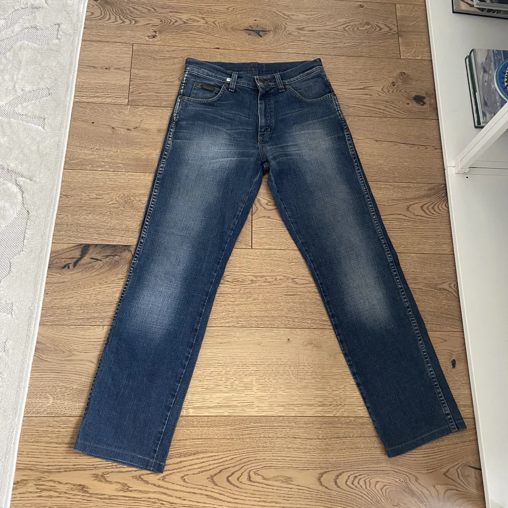 Vintage Wrangler Jeans. Sjukt snygga, tyvärr för små för mig. Lite mindre i storleken. Stl W30 men skulle passa bra på någon som bär mindre storlek💗. Jeans & Byxor.