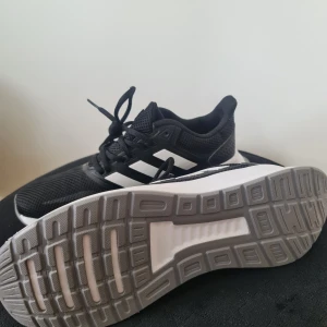 Skor - Skor från Adidas i storlek 38 2/3. Knappt använda, endast använda ett par gånger inomhus. 