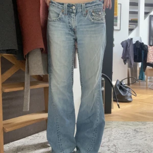 True religion byxor - Använder aldrig längre men har varit en stor favorit i min garderob, jag är 170 lång och de är lite långa i benen men inget som är störande, behöver även skärp i dessa då de mansmodell, köpta på stöld vintage i sthlm 😊 nypris: 1300