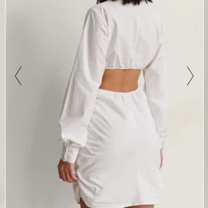 Studentklänning - Vit klänning som var tänkt som student klänning, men blev inte av så aldrig använd! Väldigt snygg vit skjortklänning med öppen rygg.