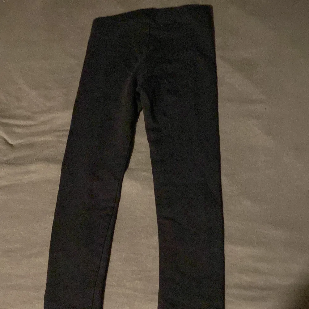 Vanliga svarta byxor som passar med allt🤍. Jeans & Byxor.