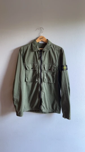 Stone Island Overshirt - Stone Island old effect overshirt military green | skick: 10/10 ,är helt ny  | storlek: S | nypris: 5100 kr | pris: 1999 | Fraktar via instabox  eller postnord på köparens bekostnad | Hör av dig vid minsta fråga eller fundering📩